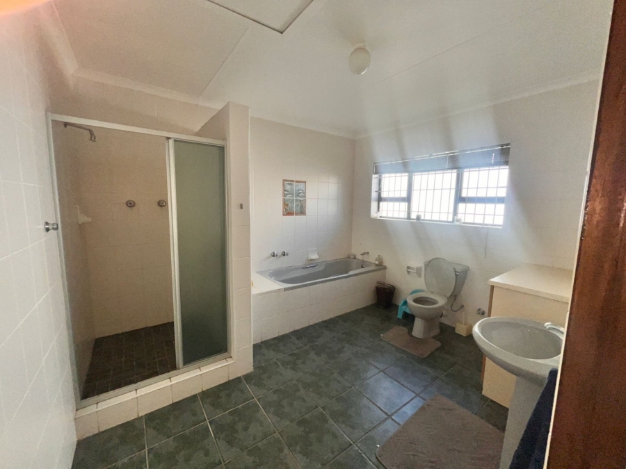 6 Bedroom Property for Sale in Wavecrest Eastern Cape